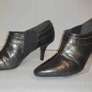 Kelly & Katie Steel Gray Faux Crocodile Patent Leather Ankle Boot Size 7